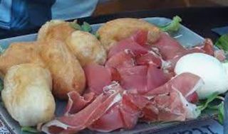 Gnocco fritto con burrata, rucola, olive , pomodorini  crudo di Parma