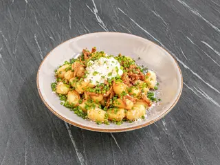 Gnocchi z szarpaną wieprzowiną i sosem serowym
