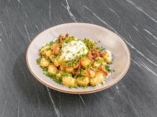 Gnocchi z szarpaną wieprzowiną i sosem serowym