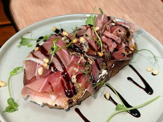 XXL Брускета з грушею та хамоном / Bruschetta XXL con pera e prosciutto (200g)
