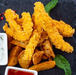 Chicken fingers cu cartofi wedges (de casa) si sos Remoulade