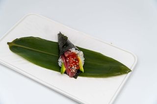 T6 Temaki spicy tuna