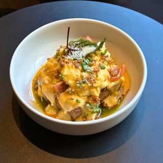 Brioche ze scremblem i sosem serowym