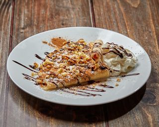 Porción de crepa de cajeta de dulce de leche