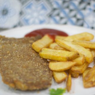 Cachopín con guarnición y salsas caseras