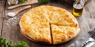 Великий хачапурі з курочкою та сиром Сулугуні (500г)