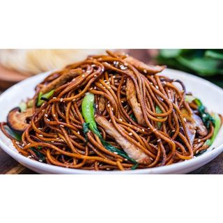 Pork chow main noodles with vegetables