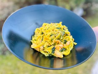 Tagliatelle cu somon, spanac si sos de smantana stins cu coniac