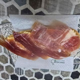 Media chapata con hummus de pimiento de piquillo y jamón ibérico. 