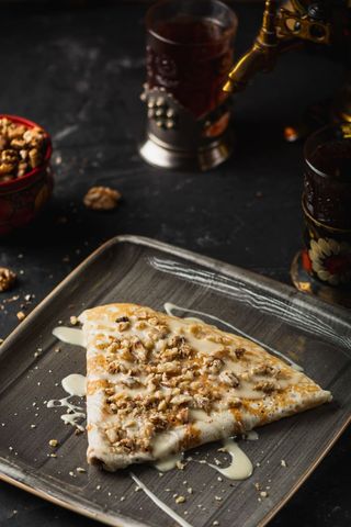 ბლინი შედედებული რძით და ნიგვზით