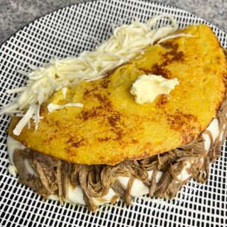 Cachapa Carne Mechada Y Queso De Mano
