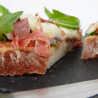 Tostada jamon serrano y queso manchego 