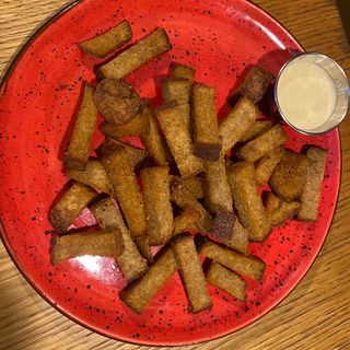 Грінки з чорного хліба з соусом Цезар