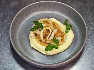 Піджарка з атлантичним кальмаром та картопляним пюре (180/150g)