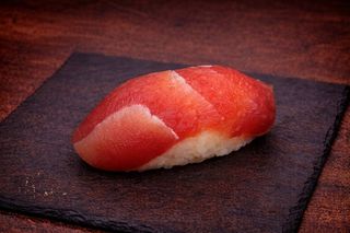 Нігірі з тунцем