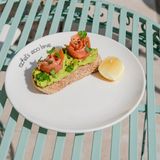 Salmón Ahumado Y Aguacate Toast