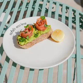 Salmón Ahumado Y Aguacate Toast