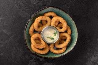 Цибулеві кільця з соусом айолі (130/30г)