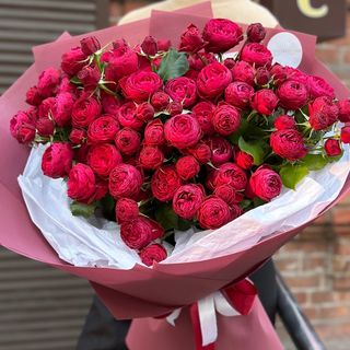 Букет з півонієподібних троянд «Черрі»