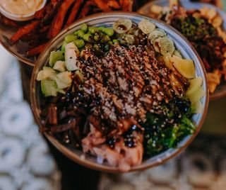 Poke bowl z łososiem w tempurze