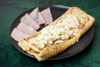 Palačinka sa pečenicom, pavlakom, pečurkama i kačkavaljem