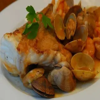 Rape En Salsa marinera Con Fondo De Marisco