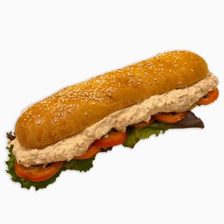 Bocadillo de Atún, Tomate Natural y Brotes Tiernos