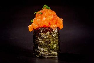 077 Gunkan spicy salmon 2 pezzi