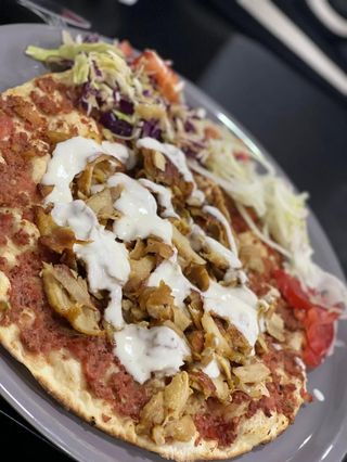 Lahmacun sa doner mesom