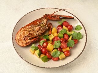 Салат з лобстером, томатами, манго та авокадо (180/230g)