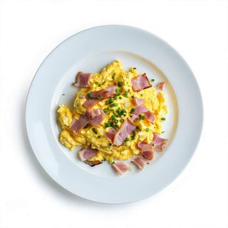 42. Huevos revueltos con jamón