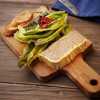 ქათმის პაშტეტი მწვანე სალათით