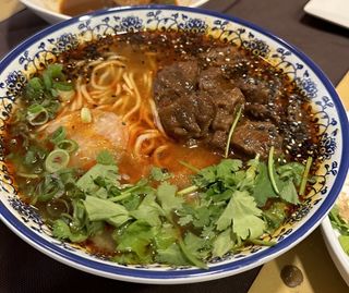 Zuppa di noodles con manzo piccante - medio piccante