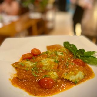 Clásico ravioli argentino de espinacas y requesón con salsa napolitana 