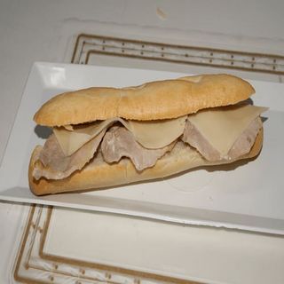 Bocadillo De Lomo Y Queso