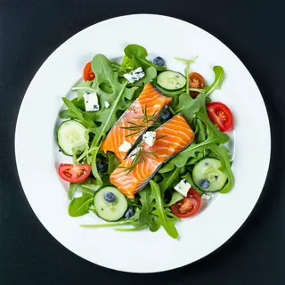 Sałatka z łososiem wędzonym 350g