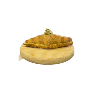 Croissant relleno entre  Nutella, caramelo salado