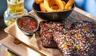 ღორის ნეკნები ტკბილცხარე სოუსით