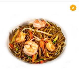 Spaghetti soba con gamberi