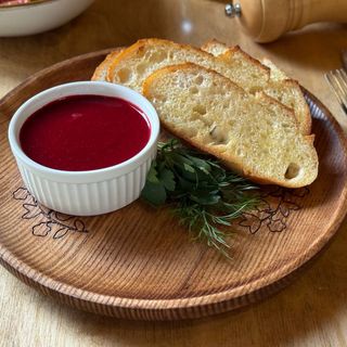 Курячий паштет з ягідним соусом та підсмаженими тостами 