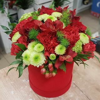 Średniej wielkości Flowerbox mieszany w kolorze czerwieni i zieleni