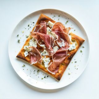Focaccia cu prosciutto crudo si gorgonzola