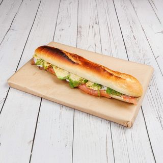 N 44. Baguette Bianca, Salmone Affumicato, Salsa di Yogurt, Avocado