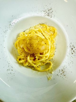 Tonnarelli cacio e pepe con battuto di gamberi