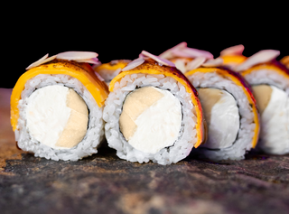 Рол Філадельфія зі слабосоленим лососем та чедером bbq (325г)