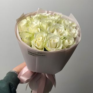 15 білих троянд