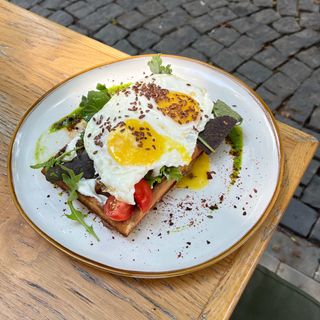 Гофра з куркою, яйцем та сирним соусом (300г)