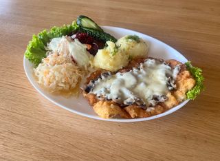 Kotlet schabowy z pieczarkami I serem 