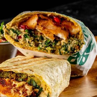 Kebab de Pui cu hummus si salata maidanos la lipie