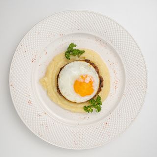 Бифштекс с яйцом пашот и картофелем по-деревенски